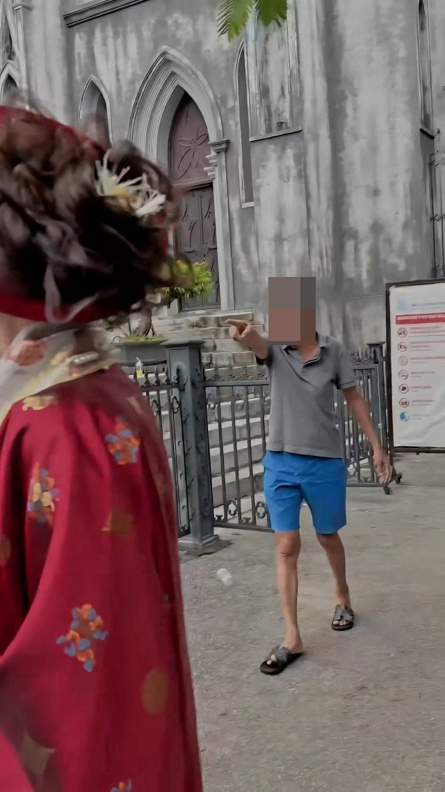 Ngân 98 phản ứng khi bị quy chụp đuổi du khách ở Nhà thờ Lớn