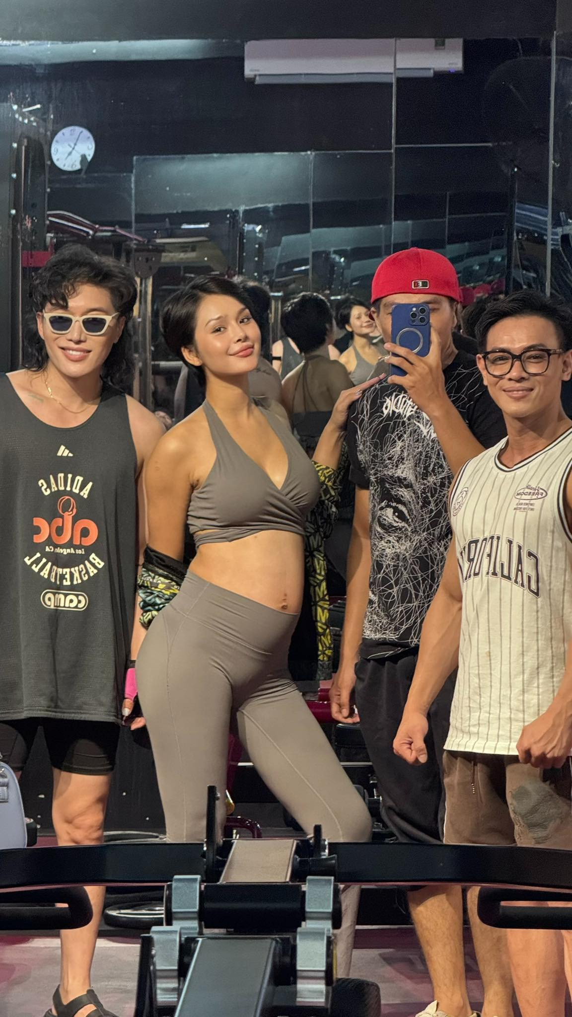 Sao nữ Vbiz vừa công khai có thai Bế bầu đi sự kiện style ngoài đời cũng chất phát ngất