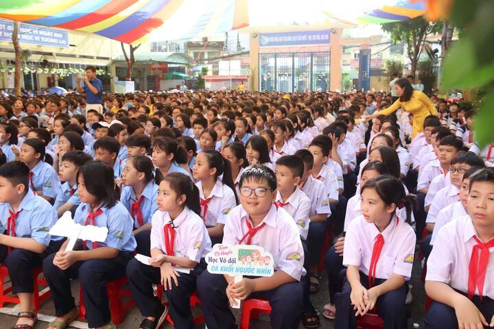 Các trường học ở TP.HCM được đề nghị không nhận hoa chúc mừng khai giảng. (Ảnh: B.L)