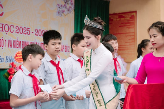 Á hậu Linh Đan về thăm trường cũ, trao quà cho đàn em ngày khai giảng
