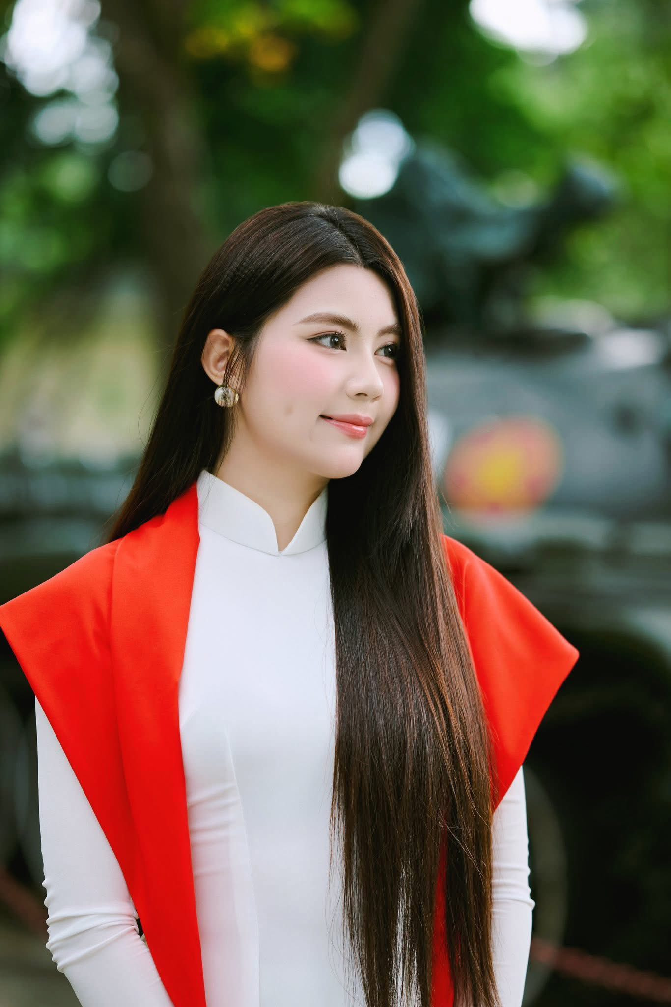 Con gái MC Quyền Linh khoe ảnh diện áo dài nhan sắc gây tranh luận lớn