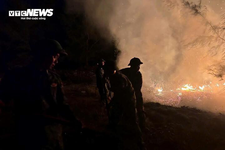 Lực lượng chức năng đang khống chế vụ cháy rừng tràm sản xuất ở xã Phú Vinh (TP Huế). (Ảnh: Mai Trang).