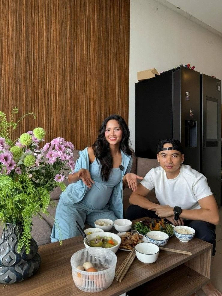 HHen Niê đáp trả cứng khi bị nói thường xuyên đăng ảnh hở lúc bầu bí