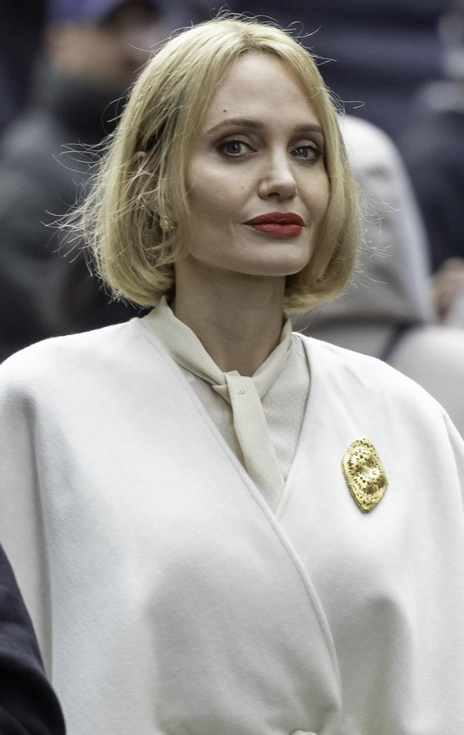 angelina-jolie-anxious-people-september-2025-02.jpg