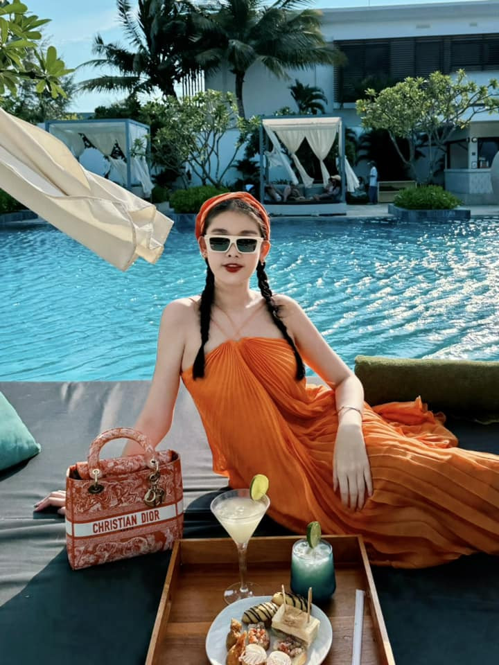 Lê Âu Ngân Anh hiếm hoi mặc bikini để lộ vóc dáng thật sau 2 năm sinh con