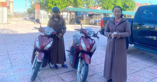 Trùng hợp khó tin: Hai phụ nữ cùng tuổi dắt nhầm xe máy giống hệt nhau