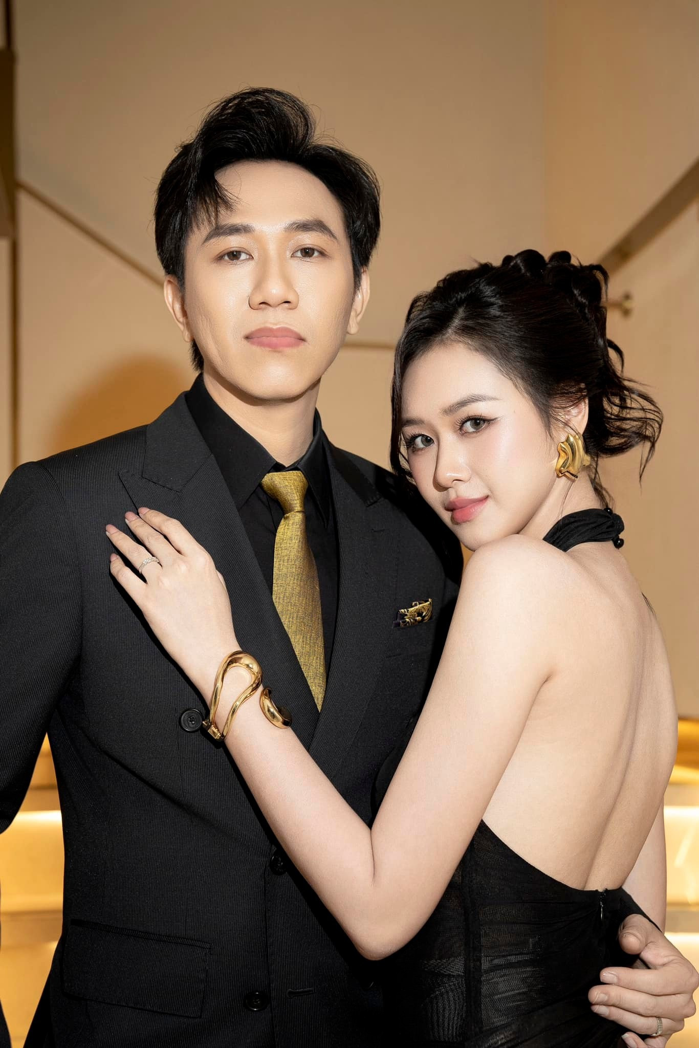 Vợ kém 12 tuổi của Anh Đức gây bàn tán với nhan sắc mặt mộc