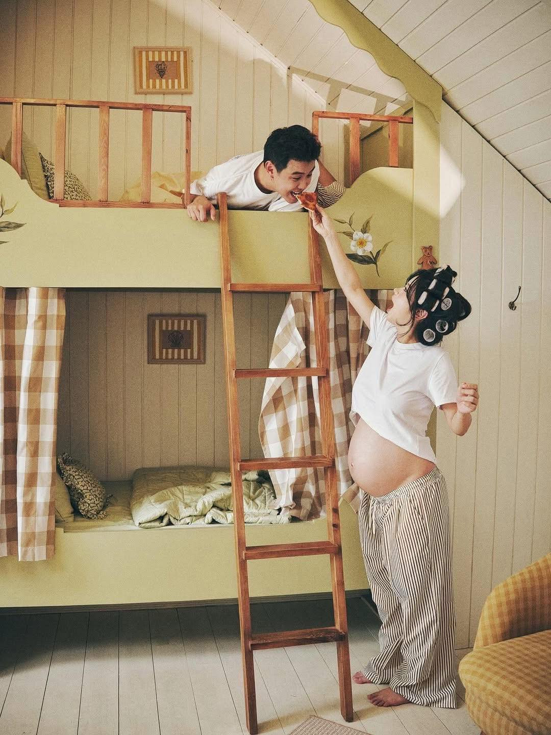 Hàn Hằng xả ảnh lộ bụng bầu nét căng bên Huyme CĐM ngỡ ngàng Chị giấu kĩ quá