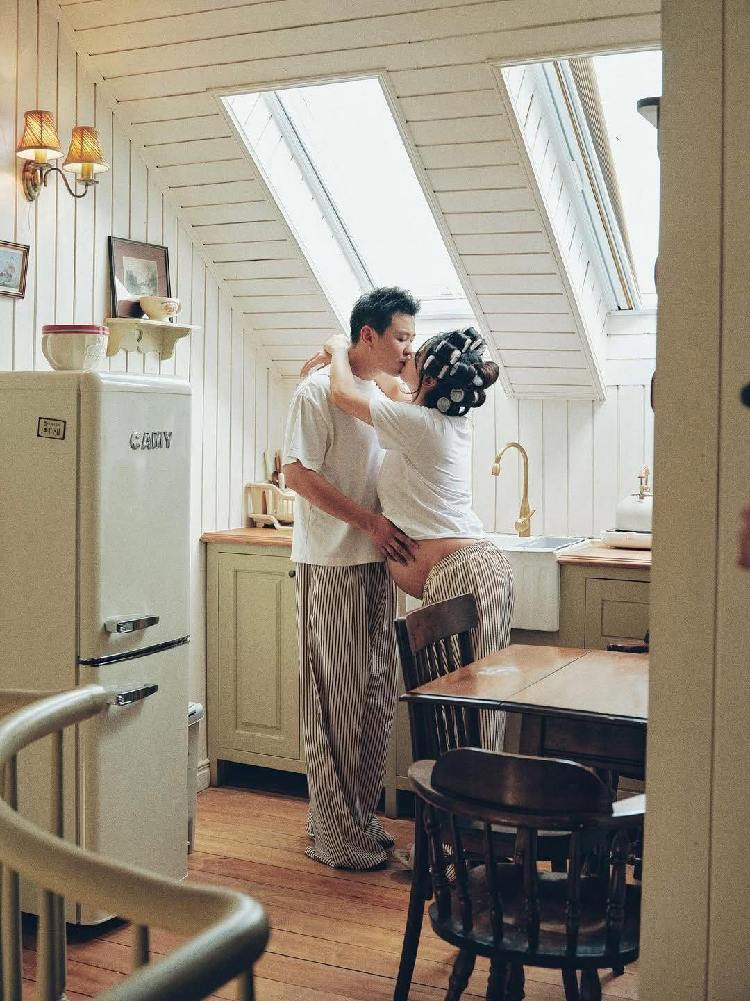 Hàn Hằng xả ảnh lộ bụng bầu nét căng bên Huyme CĐM ngỡ ngàng Chị giấu kĩ quá