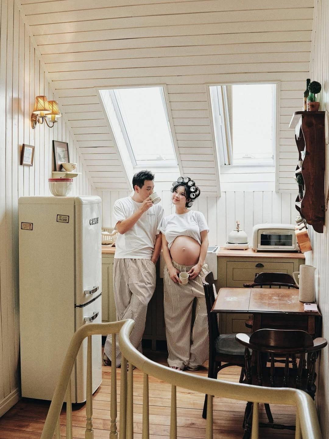 Hàn Hằng xả ảnh lộ bụng bầu nét căng bên Huyme CĐM ngỡ ngàng Chị giấu kĩ quá