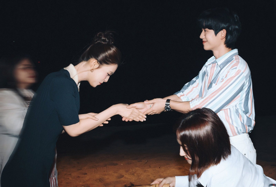 Khoảnh khắc hoa hậu Tiểu Vy gặp tài tử Hàn Quốc Jung Hae In gây chú ý