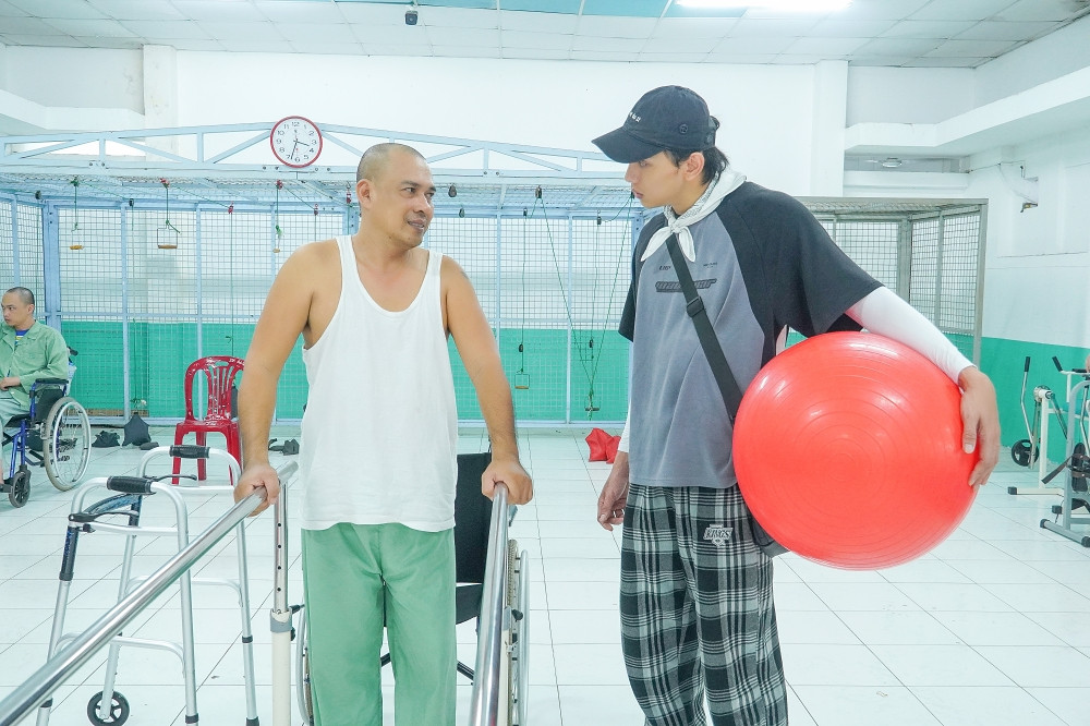 Lý do Thuận Nguyễn bất ngờ xuất hiện tại Bệnh viện Phục Hồi Chức Năng TPHCM