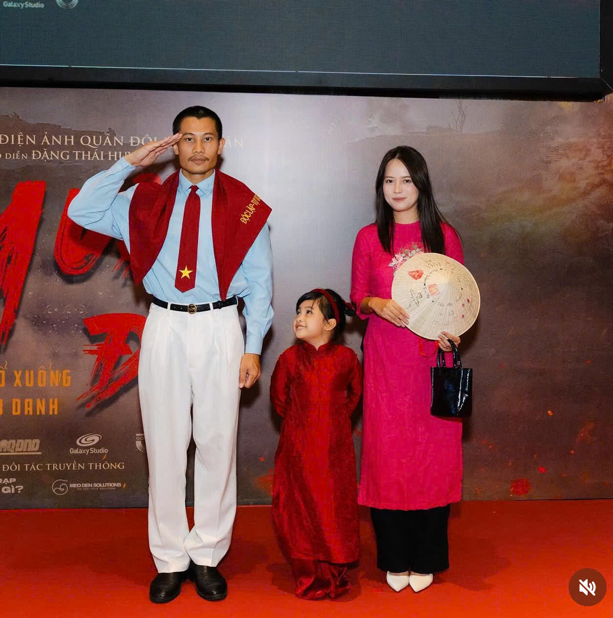 Nhan sắc “hack tuổi” của vợ diễn viên Phương Nam vai Tạ trong phim Mưa Đỏ - Ảnh 1.