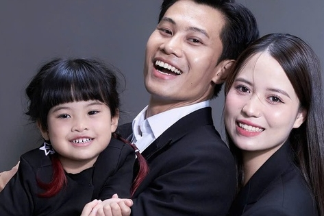 Nhan sắc 'hack tuổi' của vợ diễn viên Phương Nam vai Tạ trong phim Mưa Đỏ