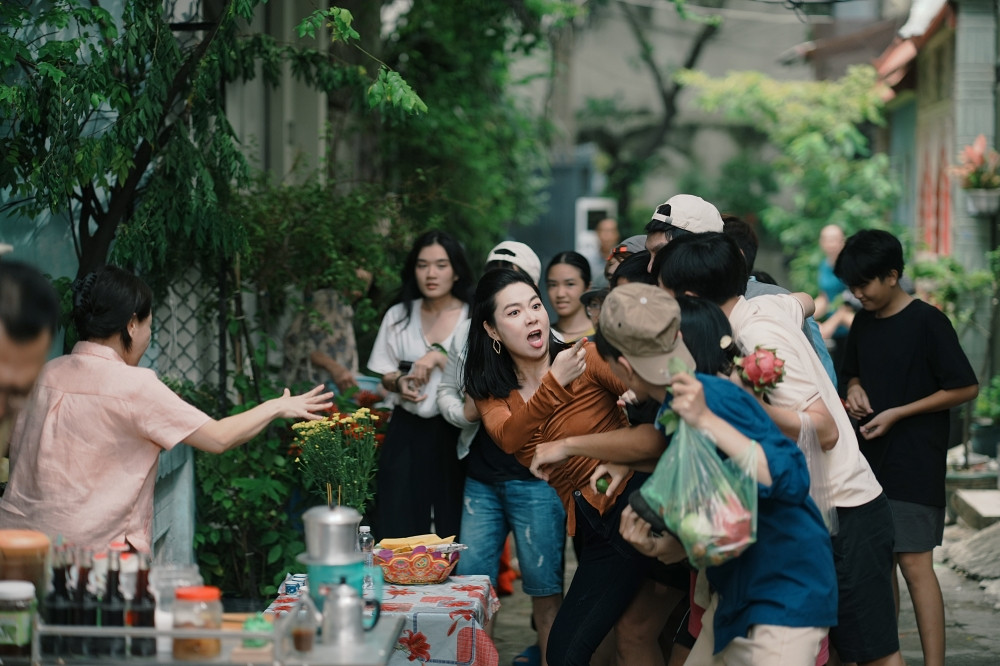 Tập tục cúng cô hồn lên màn ảnh Việt Lê Khánh giành giật hết mình