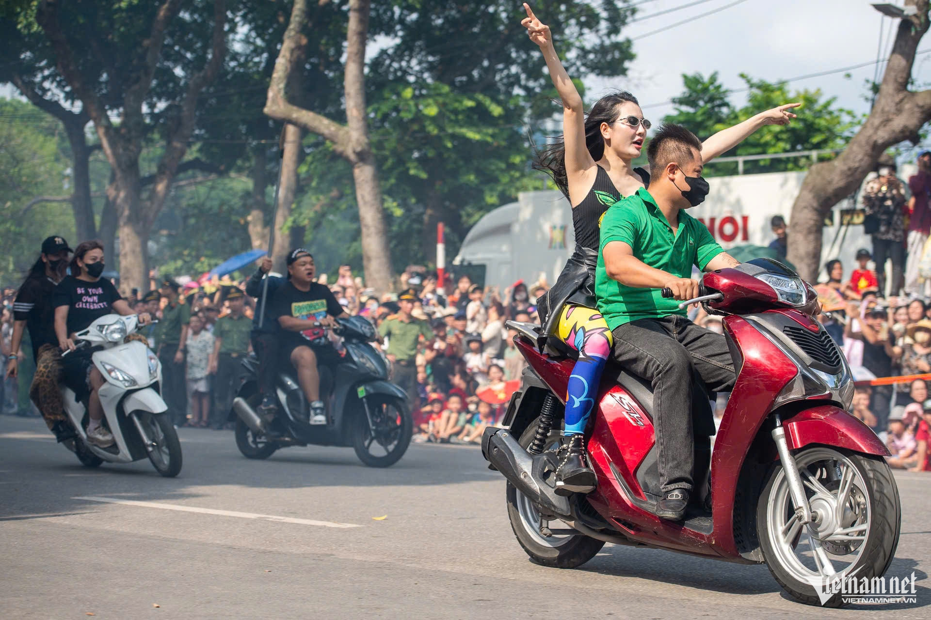 nu cong an girl pho sot mang 2215.jpg