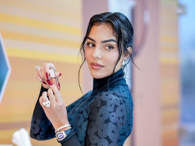 Vợ Ronaldo giữ nhan sắc rực rỡ thế nào dù bận chăm 5 con