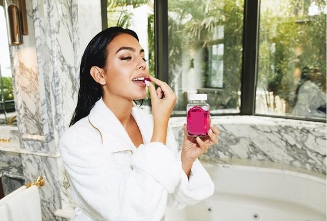 Vợ Ronaldo giữ nhan sắc rực rỡ thế nào dù bận chăm 5 con