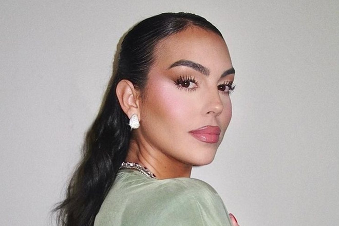 Vợ Ronaldo giữ nhan sắc rực rỡ thế nào dù bận chăm 5 con