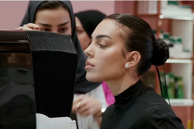 Vợ Ronaldo giữ nhan sắc rực rỡ thế nào dù bận chăm 5 con