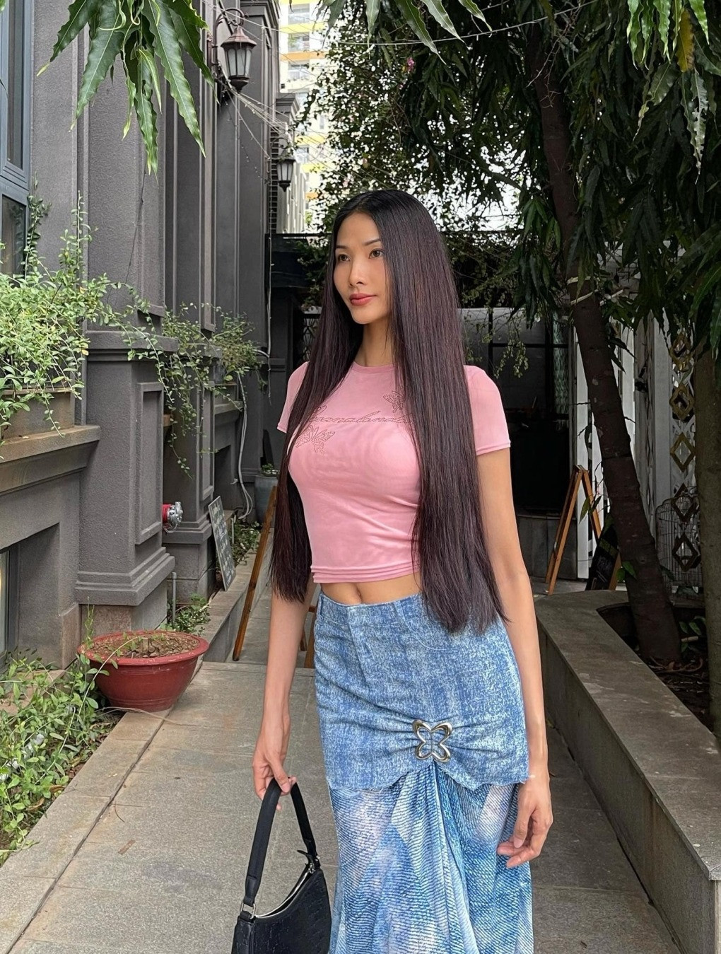 Giật mình cảnh Á hậu Vbiz vô tư tắm gội nơi công cộng netizen soi kĩ 1 chi tiết