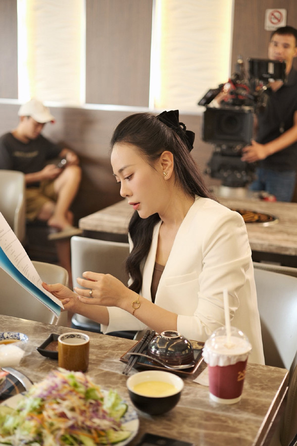 Nhan sắc Phương Oanh từ hậu trường phim đến lúc về nhà nấu ăn trong bếp - Ảnh 4.