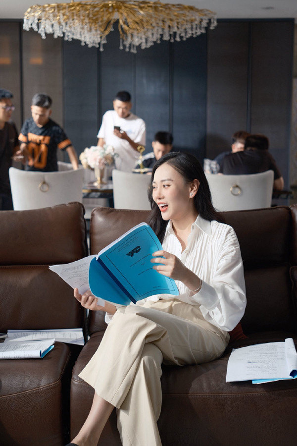 Nhan sắc Phương Oanh từ hậu trường phim đến lúc về nhà nấu ăn trong bếp - Ảnh 2.