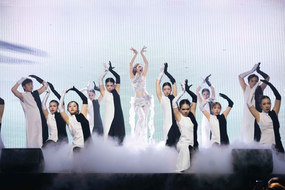 Phương Mỹ Chi dành lời khen đặc biệt cho bạn thân LAMOON trong showcase đầu tay