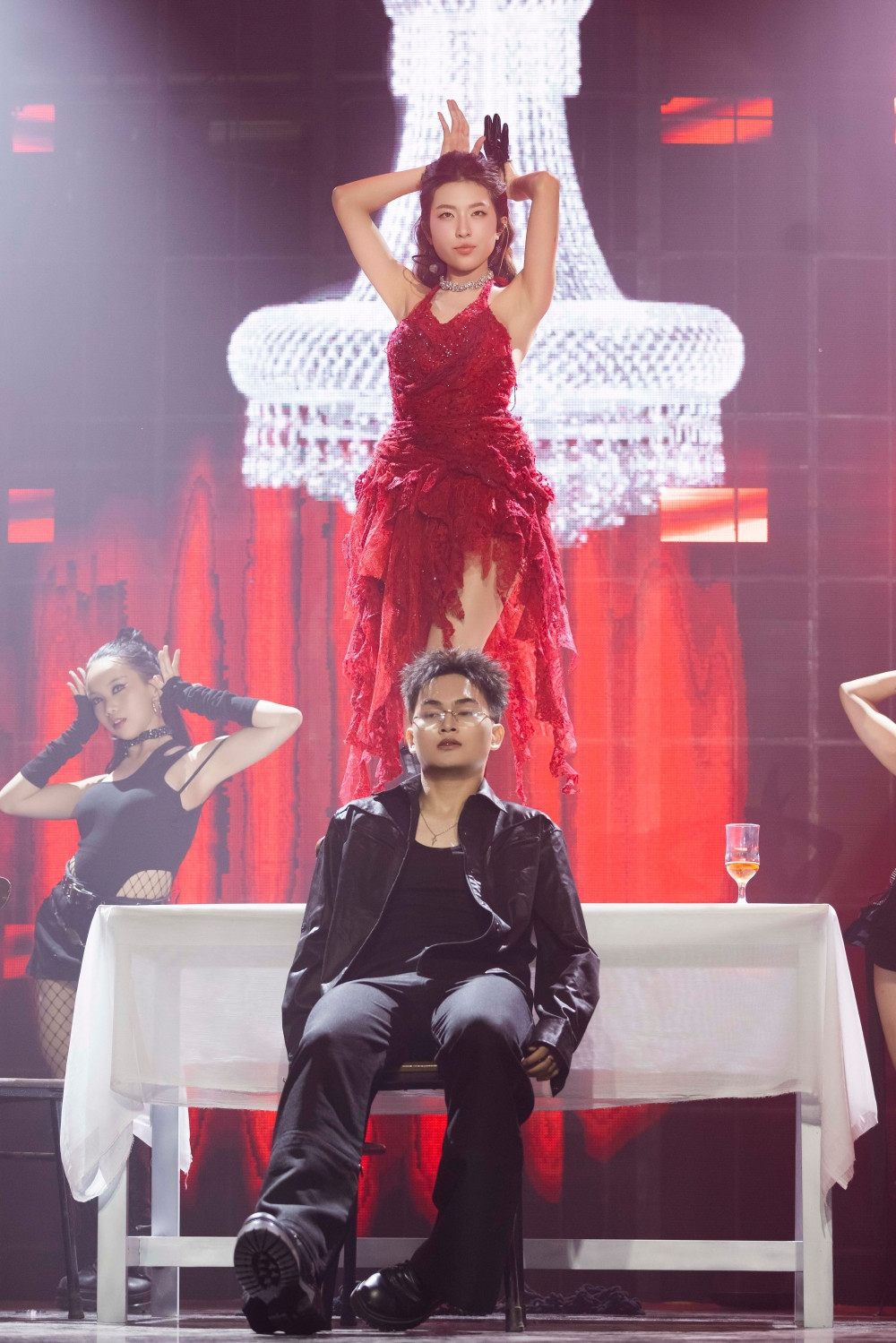 Phương Mỹ Chi dành lời khen đặc biệt cho bạn thân LAMOON trong showcase đầu tay