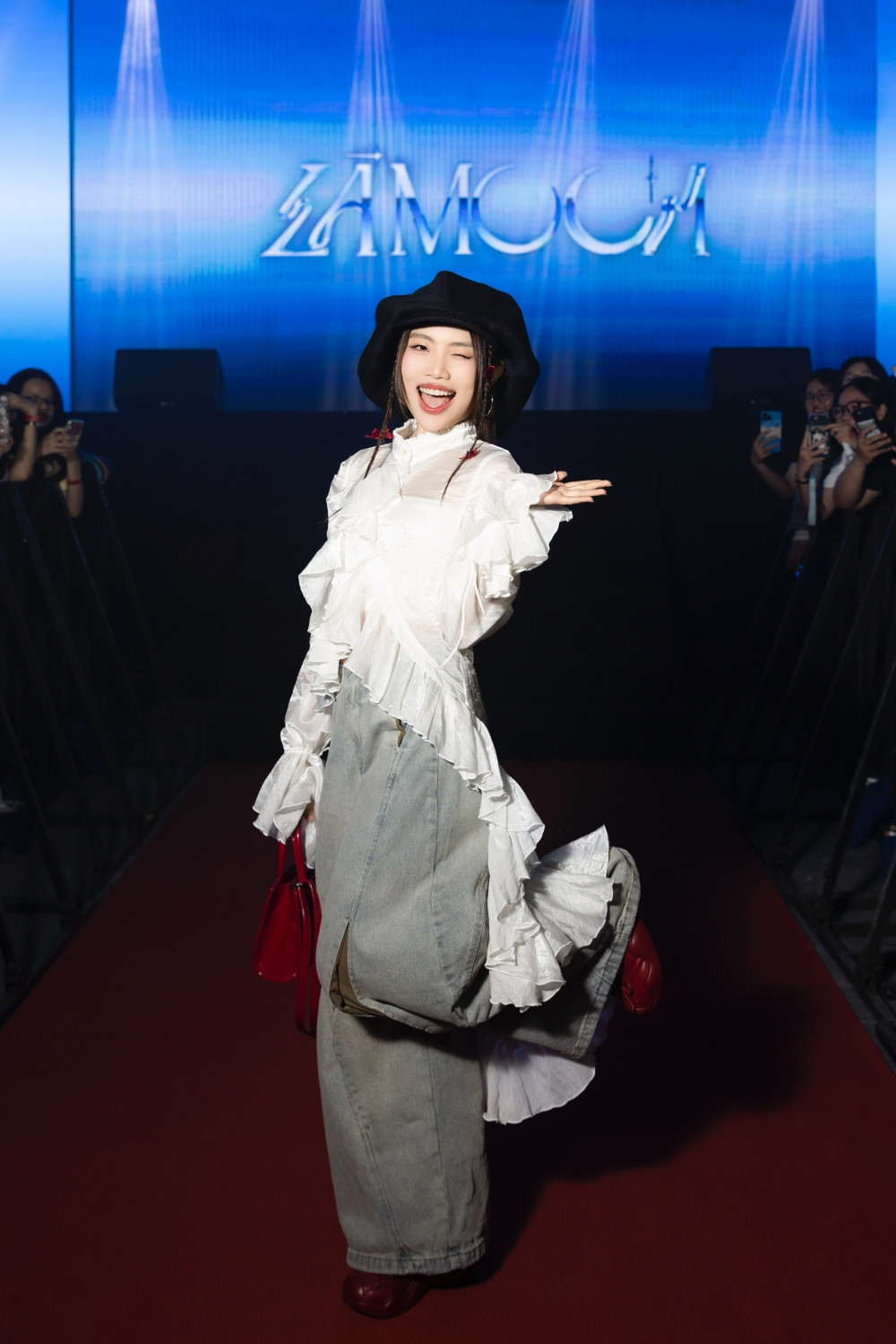 Phương Mỹ Chi dành lời khen đặc biệt cho bạn thân LAMOON trong showcase đầu tay