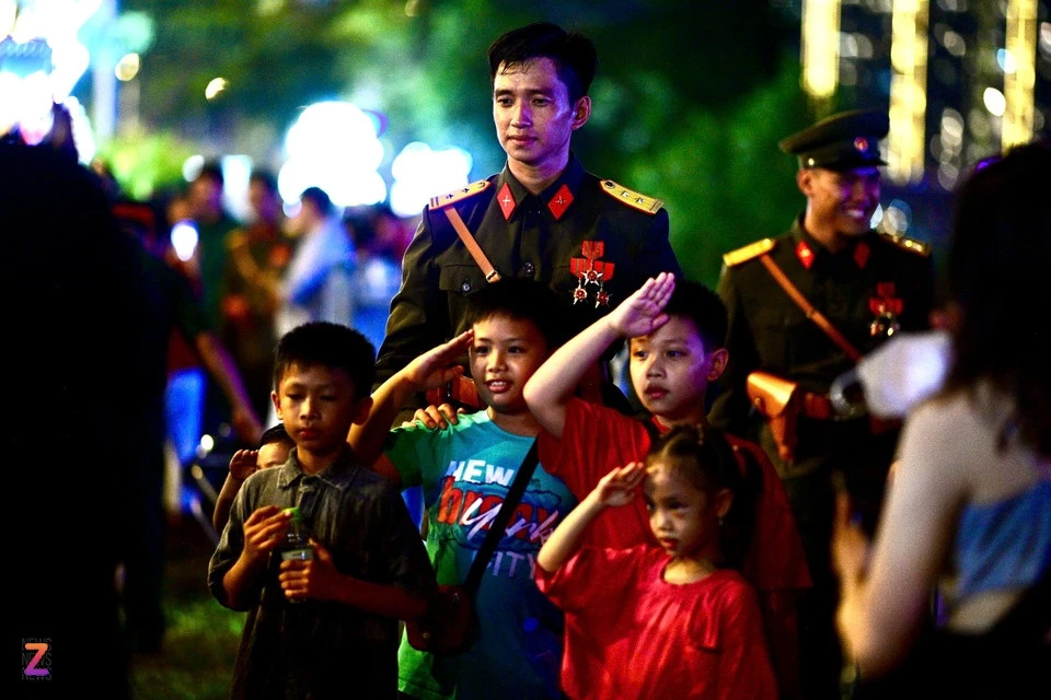 Rò rì clip về hành động lạ của chiến sĩ Lê Hoàng Hiệp tại ga Sài Gòn gây xôn xao