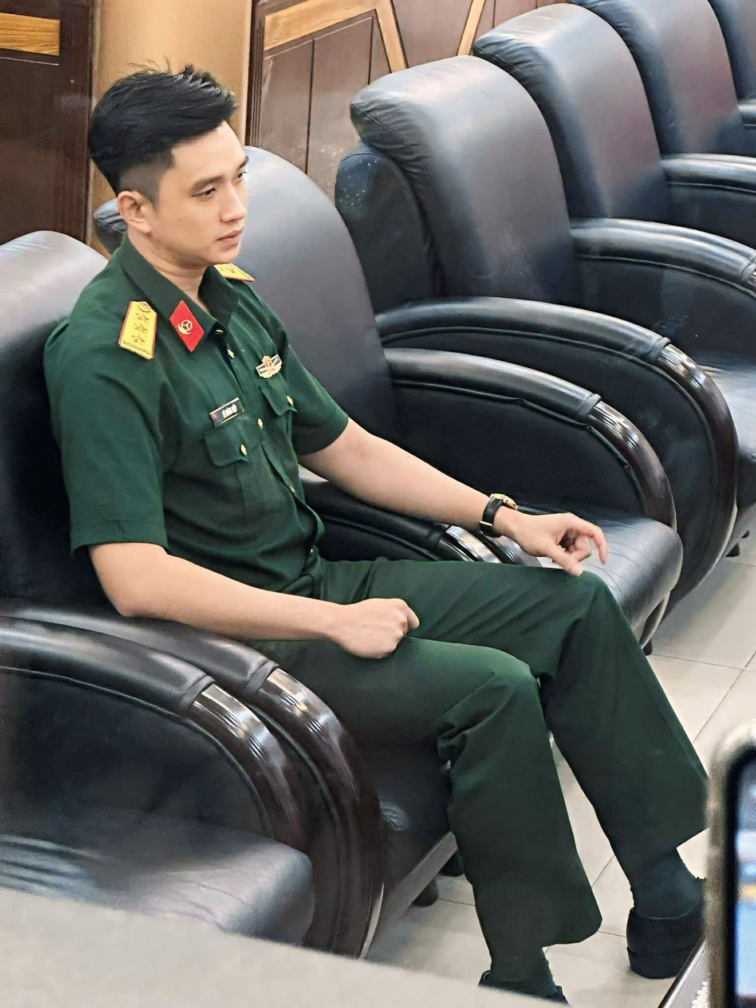 Rò rì clip về hành động lạ của chiến sĩ Lê Hoàng Hiệp tại ga Sài Gòn gây xôn xao