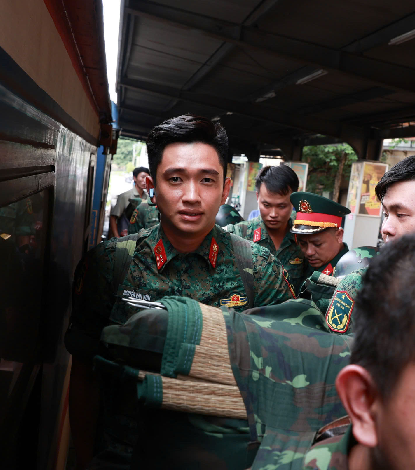 Rò rì clip về hành động lạ của chiến sĩ Lê Hoàng Hiệp tại ga Sài Gòn gây xôn xao