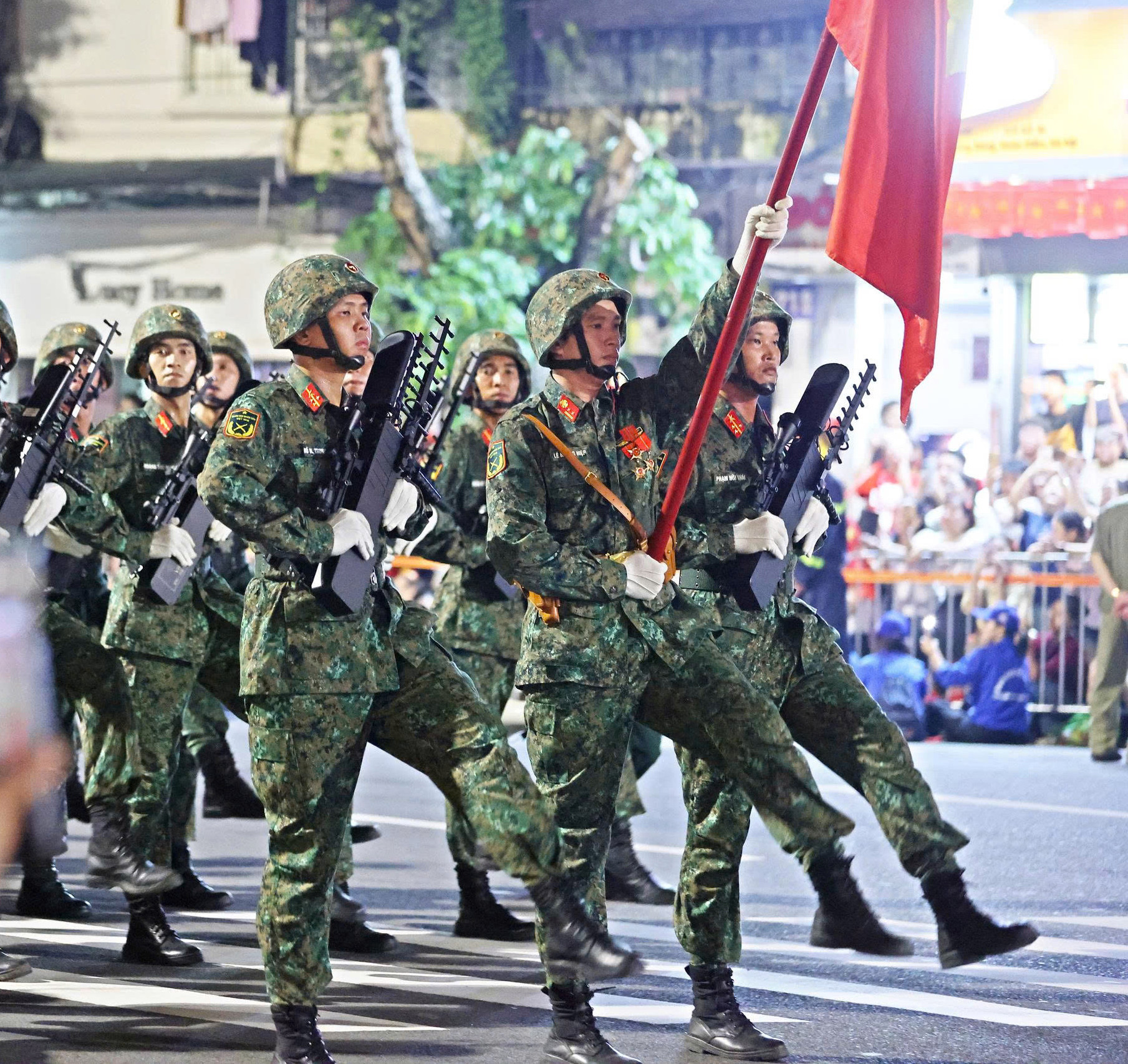 Rò rì clip về hành động lạ của chiến sĩ Lê Hoàng Hiệp tại ga Sài Gòn gây xôn xao