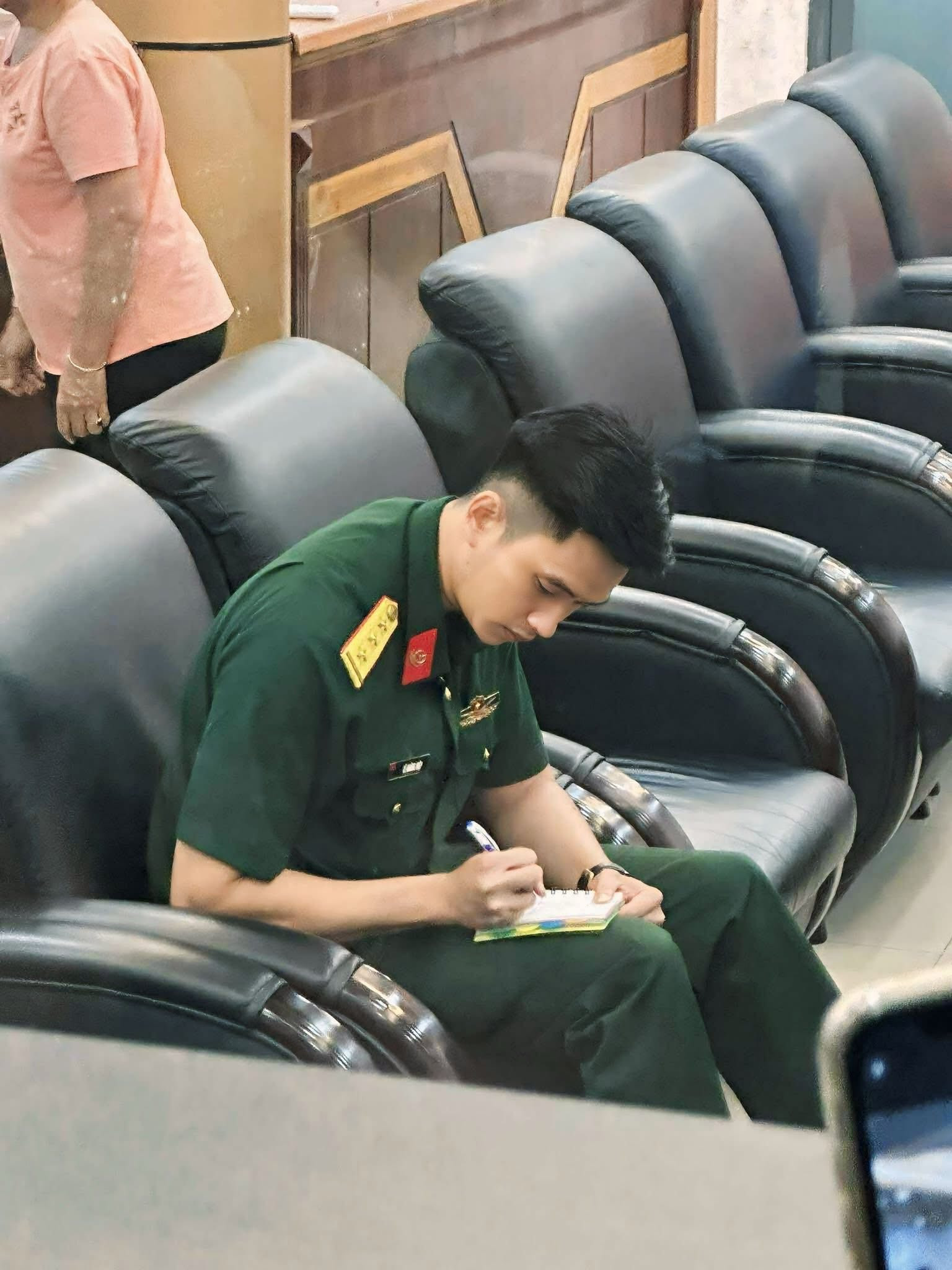 Rò rì clip về hành động lạ của chiến sĩ Lê Hoàng Hiệp tại ga Sài Gòn gây xôn xao