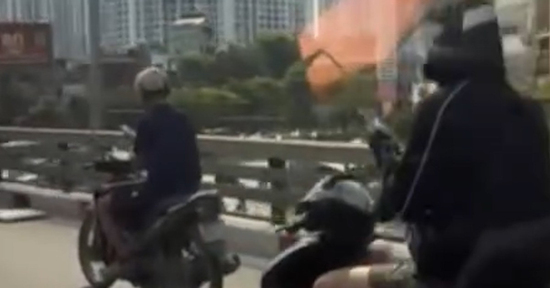 Thanh niên chạy xe máy dùng điện thoại ở Hà Nội, bị Cục trưởng CSGT ghi hình