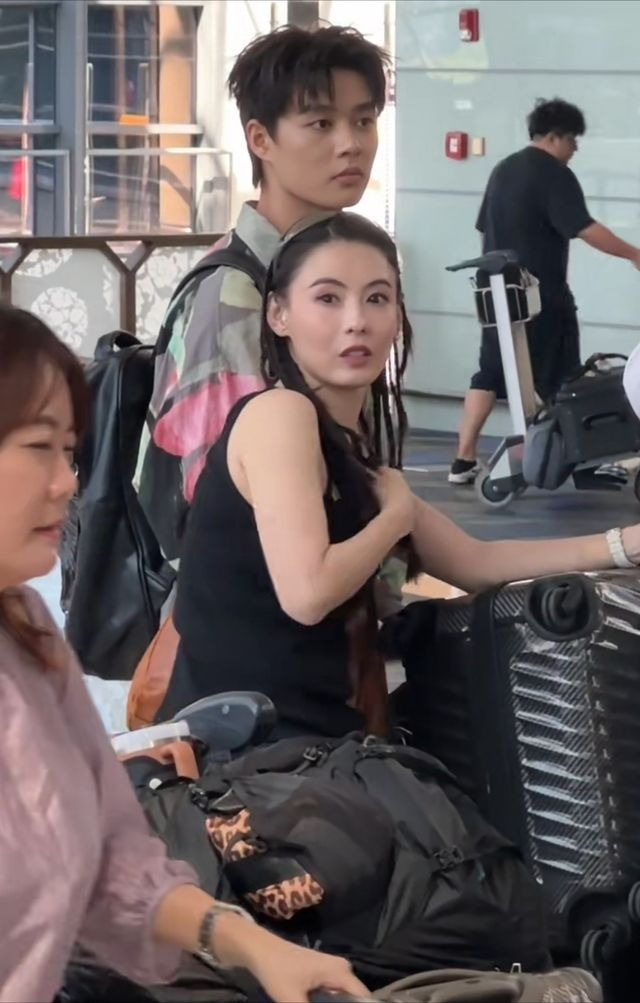 Trương Bá Chi xuất hiện bên trai trẻ kém 20 tuổi ở sân bay khiến dân mạng xôn xao