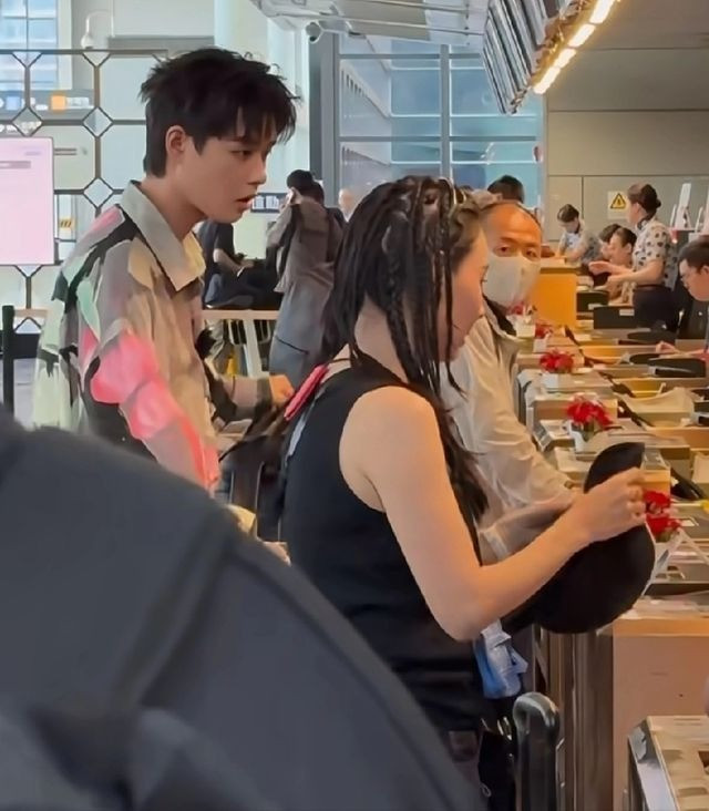 Trương Bá Chi xuất hiện bên trai trẻ kém 20 tuổi ở sân bay khiến dân mạng xôn xao