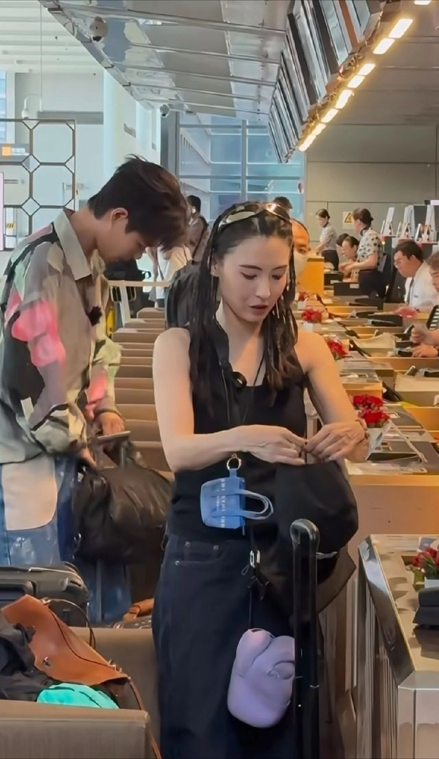 Trương Bá Chi xuất hiện bên trai trẻ kém 20 tuổi ở sân bay khiến dân mạng xôn xao