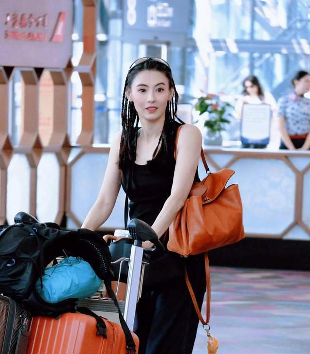 Trương Bá Chi xuất hiện bên trai trẻ kém 20 tuổi ở sân bay khiến dân mạng xôn xao