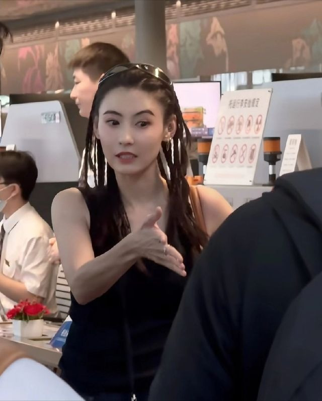 Trương Bá Chi xuất hiện bên trai trẻ kém 20 tuổi ở sân bay khiến dân mạng xôn xao