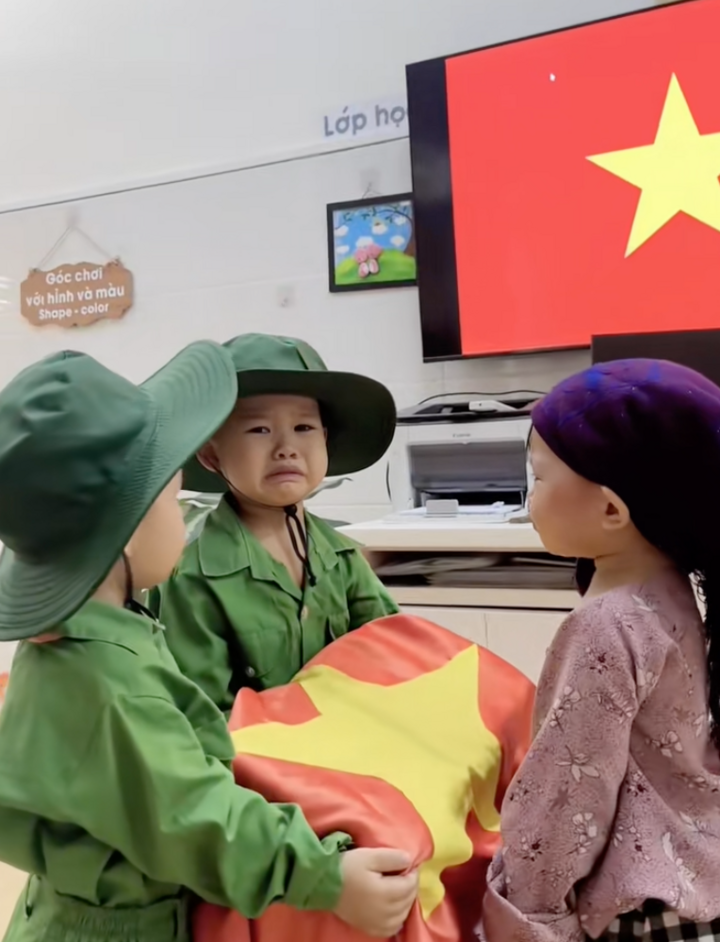 Bé gái trong vai người mẹ bật khóc nức nở, còn hai bé trai cũng nghẹn ngào.