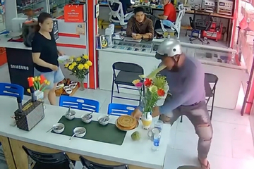 Clip 'cô hồn sống' giật đồ cúng khi chủ chưa thắp hương khiến dân mạng cạn lời