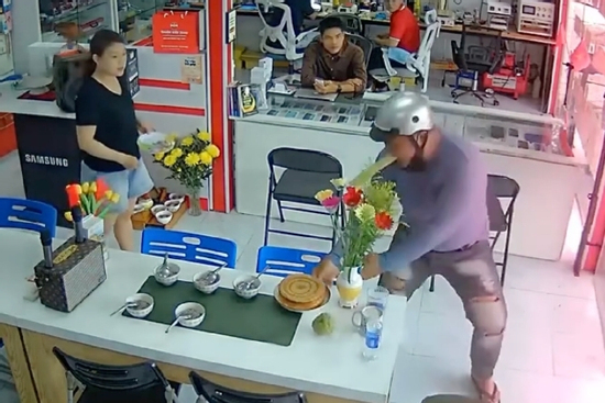 Clip 'cô hồn sống' giật đồ cúng khi chủ chưa thắp hương khiến dân mạng cạn lời