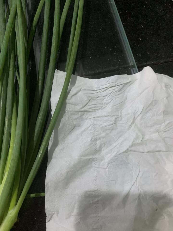 Thử lau lá bằng giấy, thấy có màu xanh đậm. (Ảnh: Chuyên gia cung cấp)