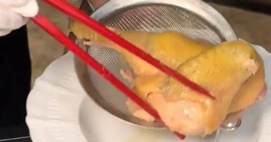 Gọi nửa con gà, khách choáng với hóa đơn 7,4 triệu đồng ở nhà hàng