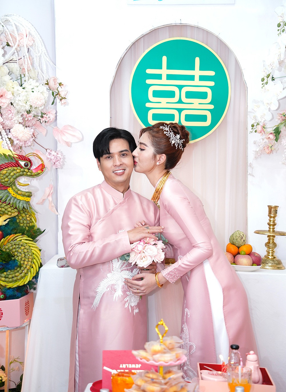 Lộ thiệp cưới của Hồ Quang Hiếu và bà xã một chi tiết gây tranh cãi