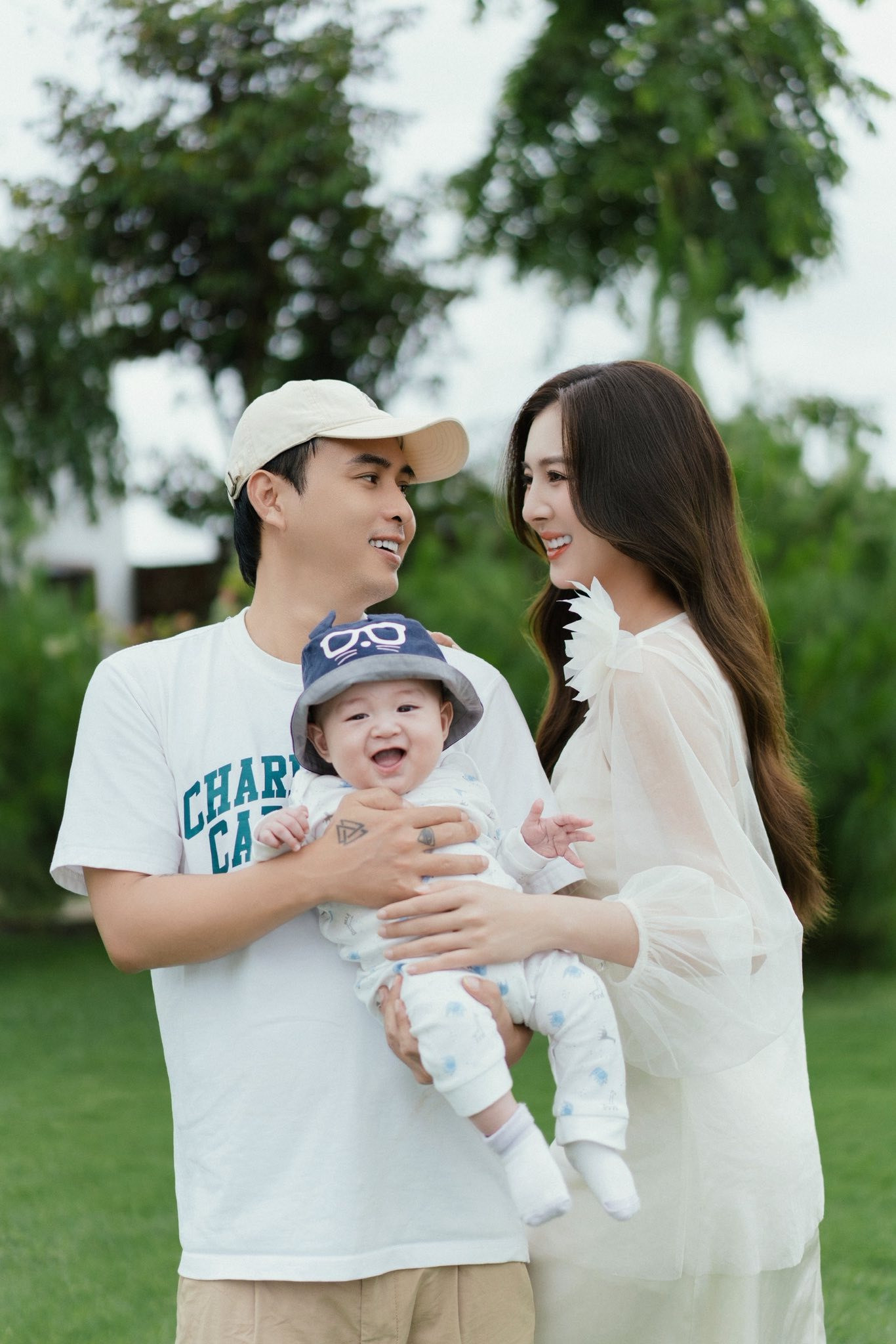 Lộ thiệp cưới của Hồ Quang Hiếu và bà xã một chi tiết gây tranh cãi