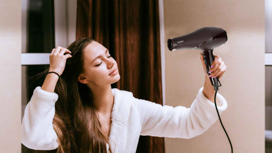 Sau khi gội đầu xong để khô tự nhiên hay sấy tóc? Câu trả lời khiến nhiều người phải thay đổi thói quen