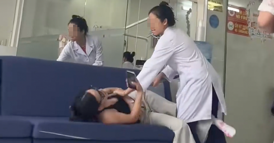 Xác minh clip bác sĩ nha khoa hành hung khách hàng tại phòng khám